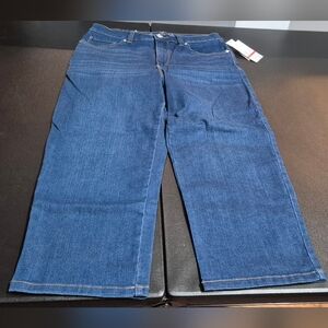 NWT Gloria Vanderbilt Women's Size 4 All-Around Slimming Effect Capri - Md Wash